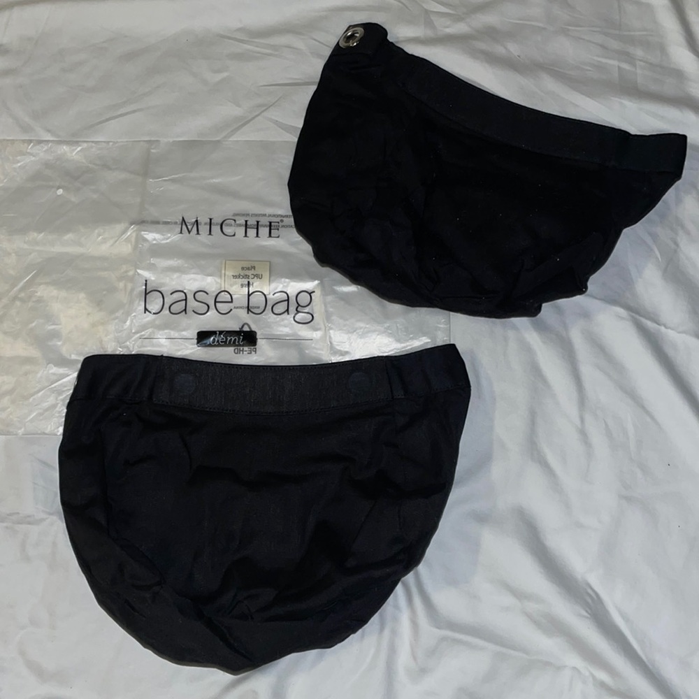 MICHE Demi base bag in black.